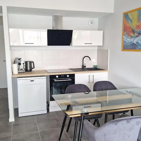 Apartament T2 Avec Balcon, Parking Privee A 2min De La Plage, Rue Pietonne