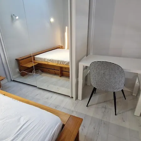 Apartament T2 Avec Balcon, Parking Privee A 2min De La Plage, Rue Pietonne *