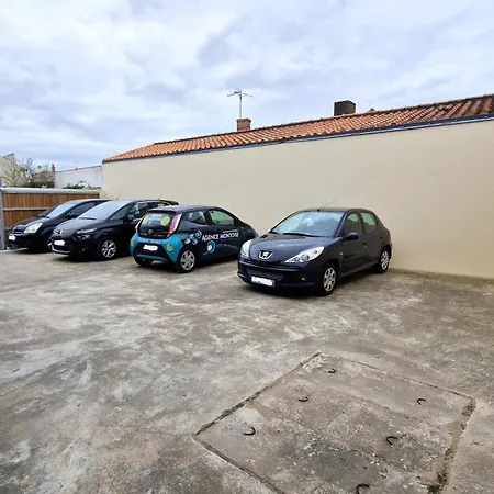 Apartment T2 Avec Balcon, Parking Privee A 2min De La Plage, Rue Pietonne