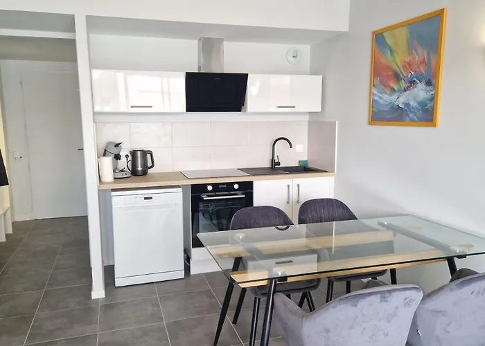 Apartamento T2 Avec Balcon, Parking Privée à 2min De La Plage, Rue Piétonne