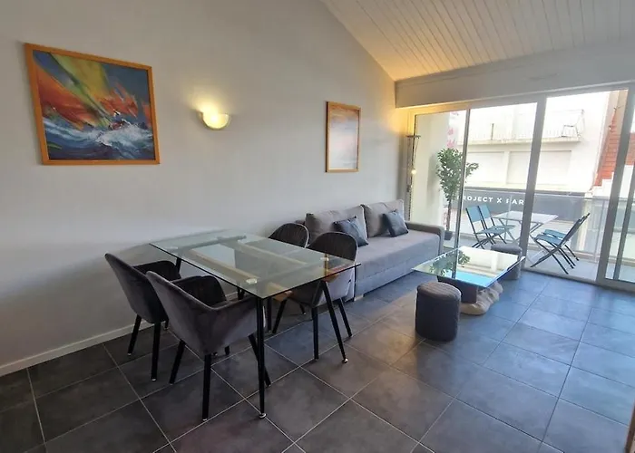 T2 Avec Balcon, Parking Privée à 2min De La Plage, Rue Piétonne