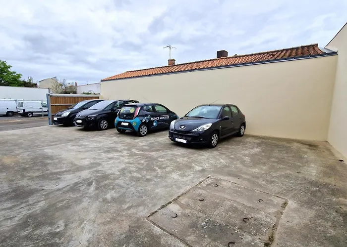 Apartamento T2 Avec Balcon, Parking Privée à 2min De La Plage, Rue Piétonne